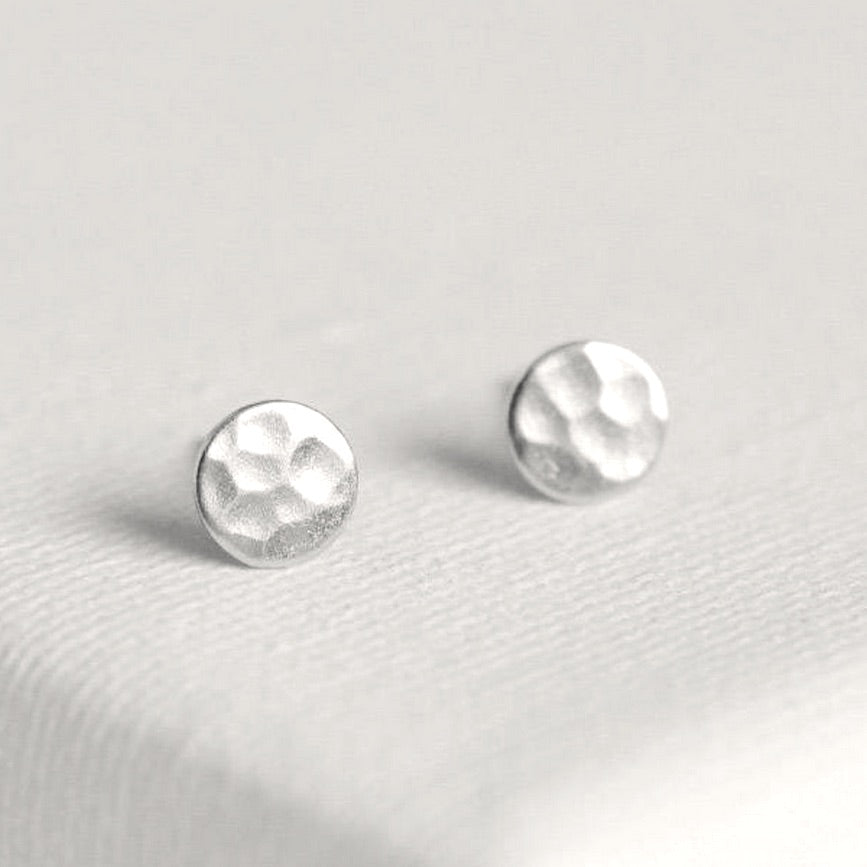 Round hammered stud